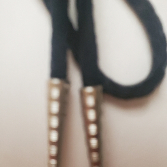 VINTAGE BOLO TIE WESTERN GOLDEN SADDLE. ARROWHEAD SHAPE. BLACK CORD - Picture 6 of 7